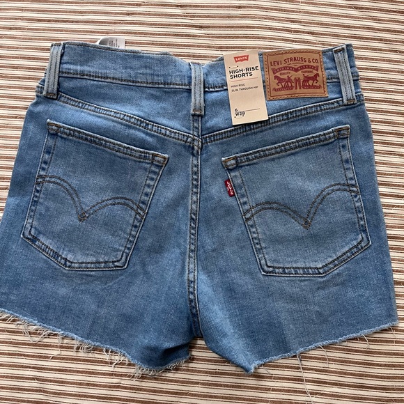 NWT Levi's High Rise
Shorts Light Wash
Sculpt Hypersoft Raw
Hem Denim Size W28 - Picture 3 of 7